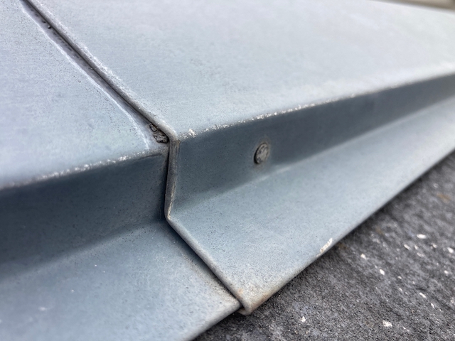 若干留め具が緩んでいる棟板金